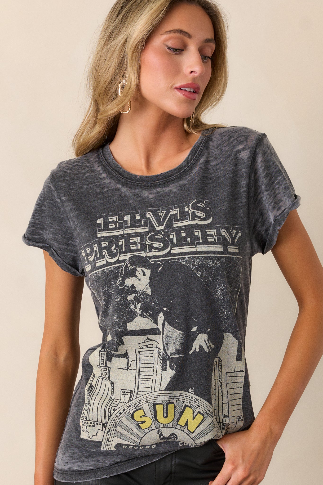 Cropped view of the charcoal tee with a crew neckline, showcasing the large Elvis Presley design and distressed hem.