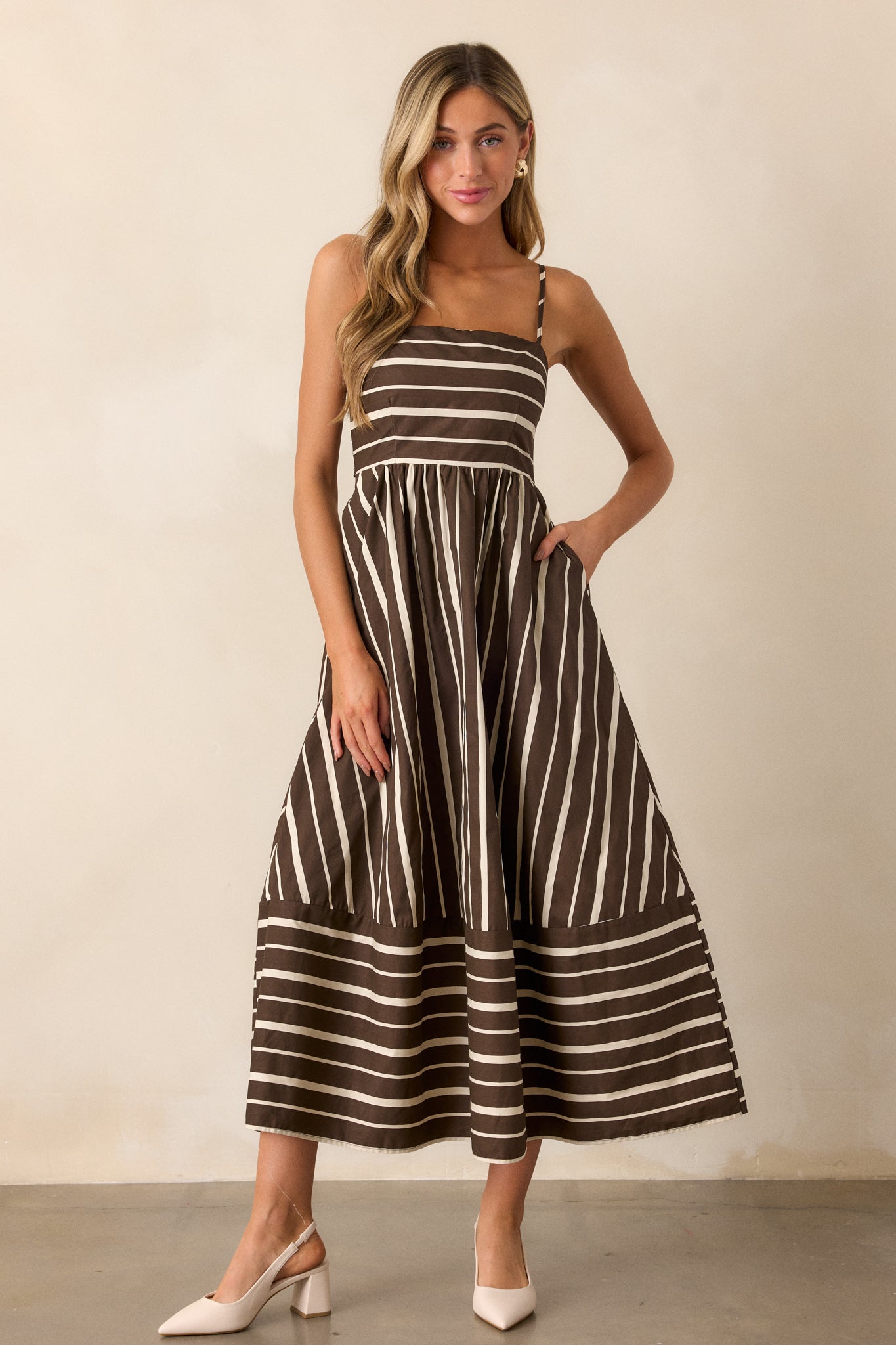 Front-facing view of the dress, focusing on the square neckline and the combination of stripes that adds a dynamic look to the dress.