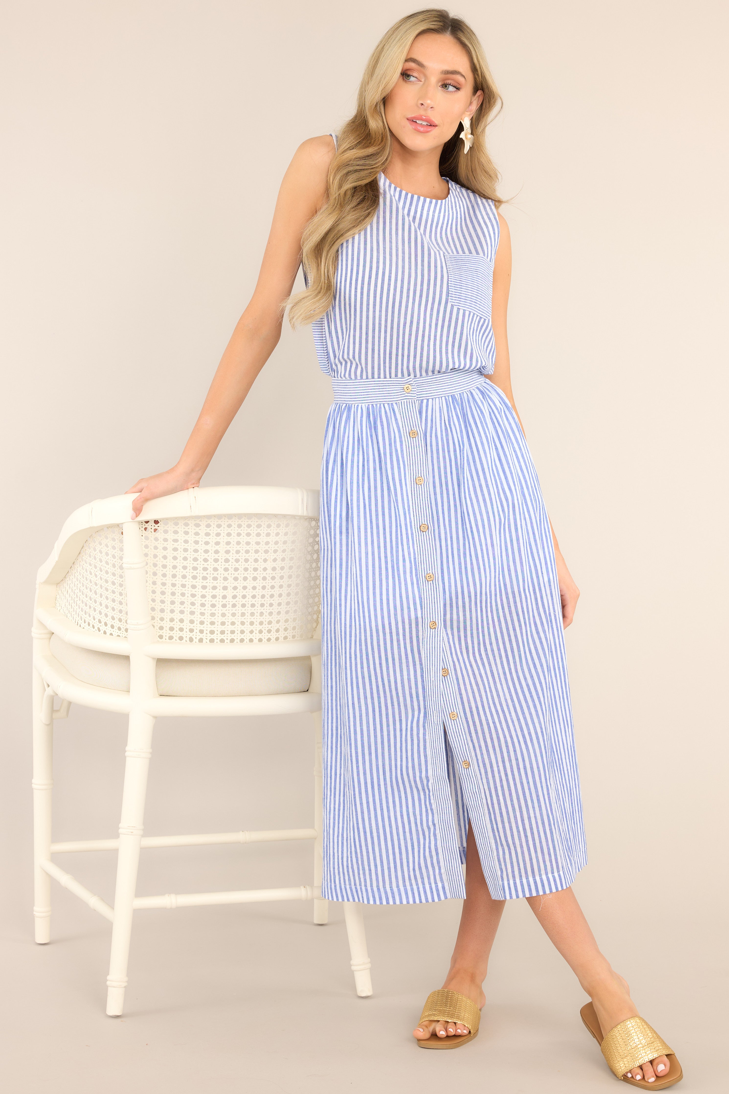 This blue and white skirt features a fully functional button front, fully functional pockets at the hips, an elastic waist band at the back, and a straightened silhouette.