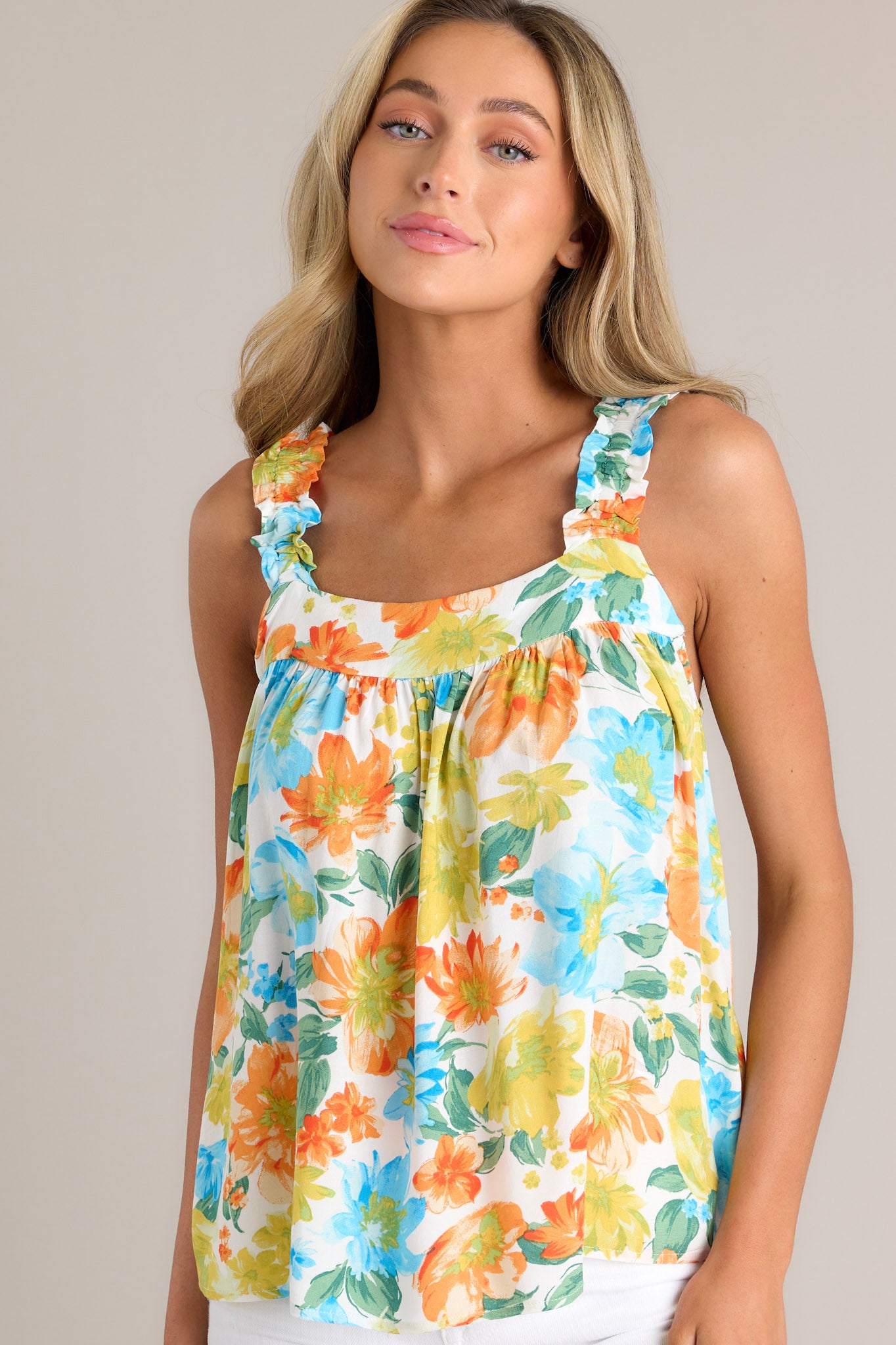 This top boasts a charming square neckline and ruffled elastic straps, adding a touch of femininity. With gathering in the bust and a loose fit, it offers both comfort and style, adorned with a gorgeous floral pattern.