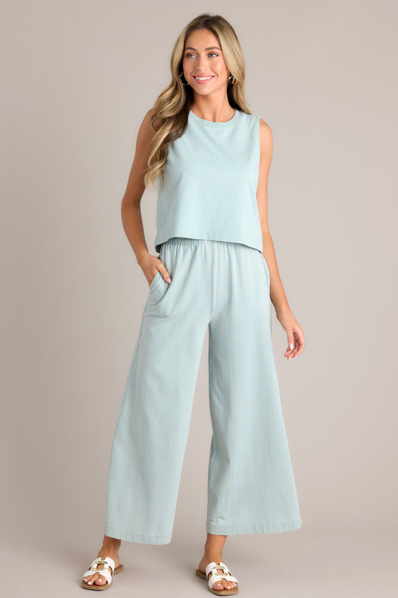 These harbor gray flare pants feature an elastic waistband, functional pockets, a wide leg design, and a soft jersey material.