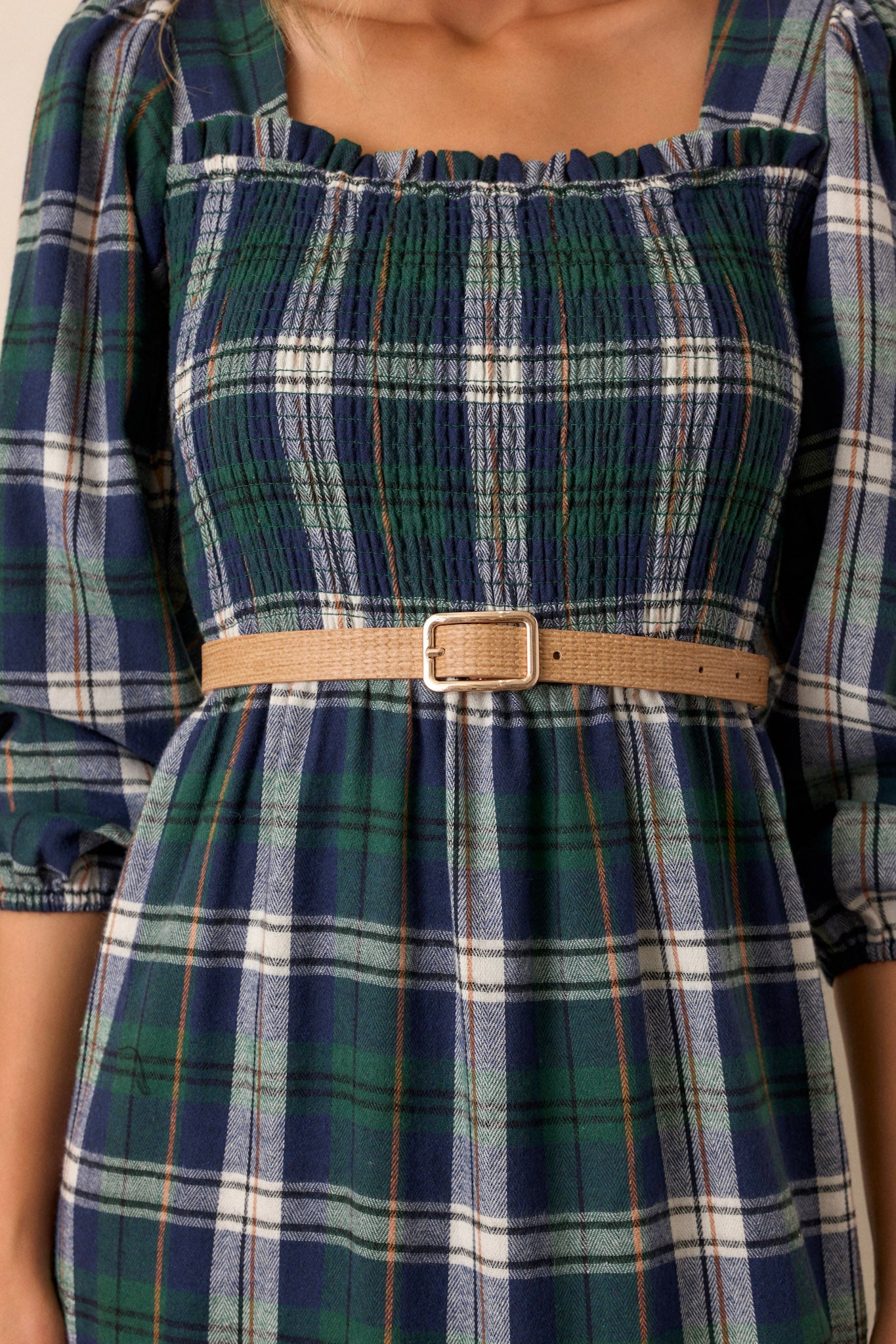 This tan belt feature a woven texture, a gold square buckle, and a single prong.