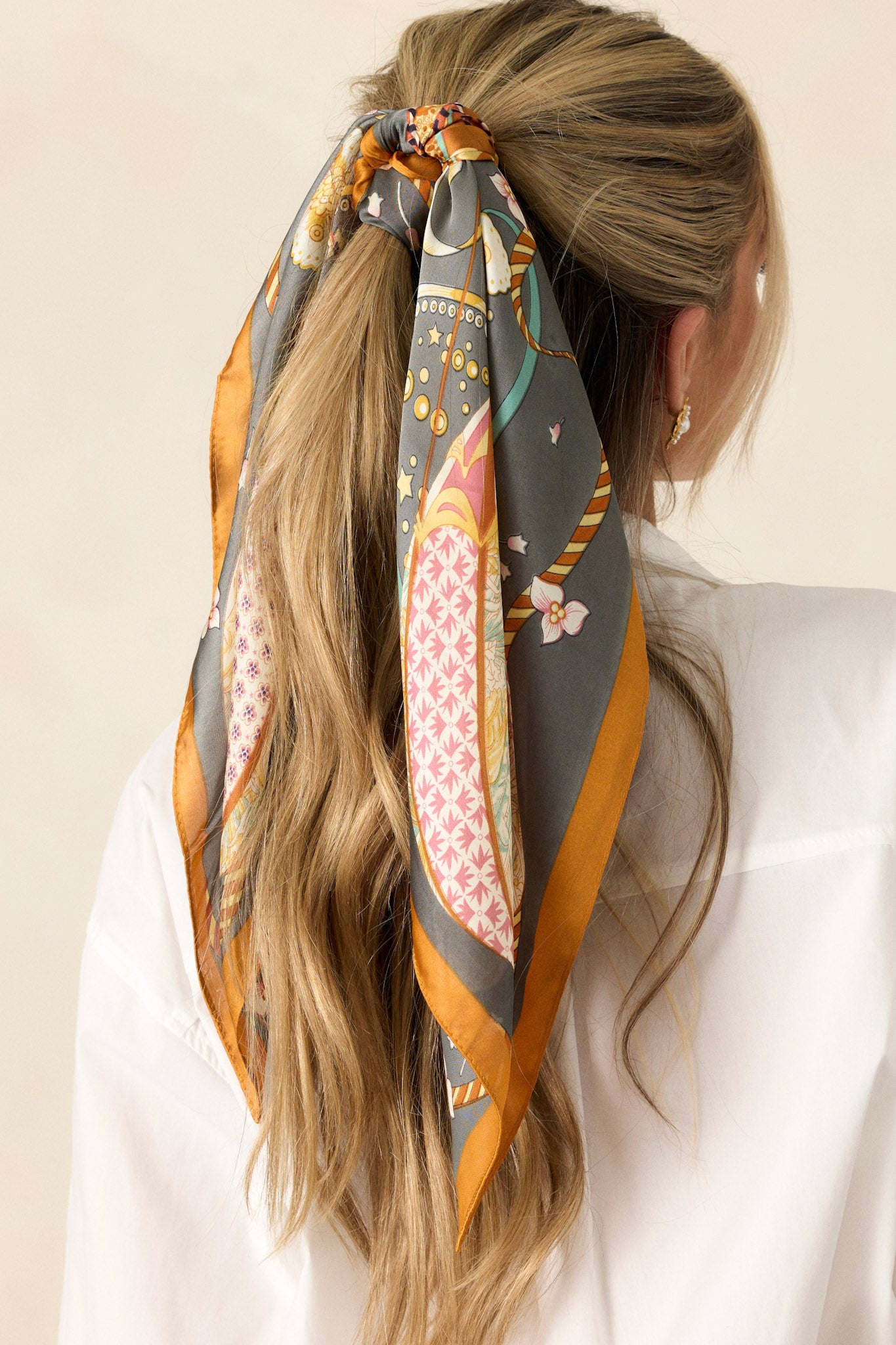 This slate grey multi print scarf features a satin material, and a multicolored hot air balloon print.