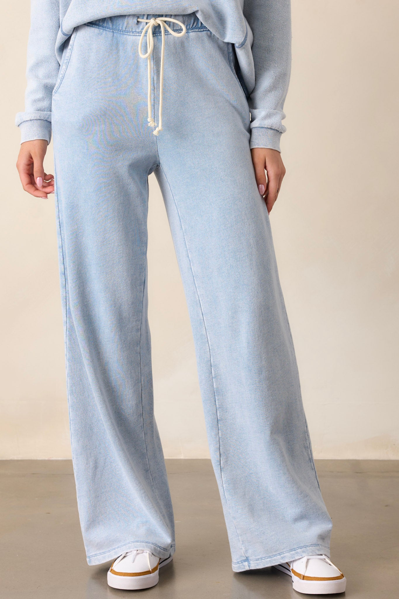 These pants feature a drawstring waistband, two functional pockets, and wide pantlegs.