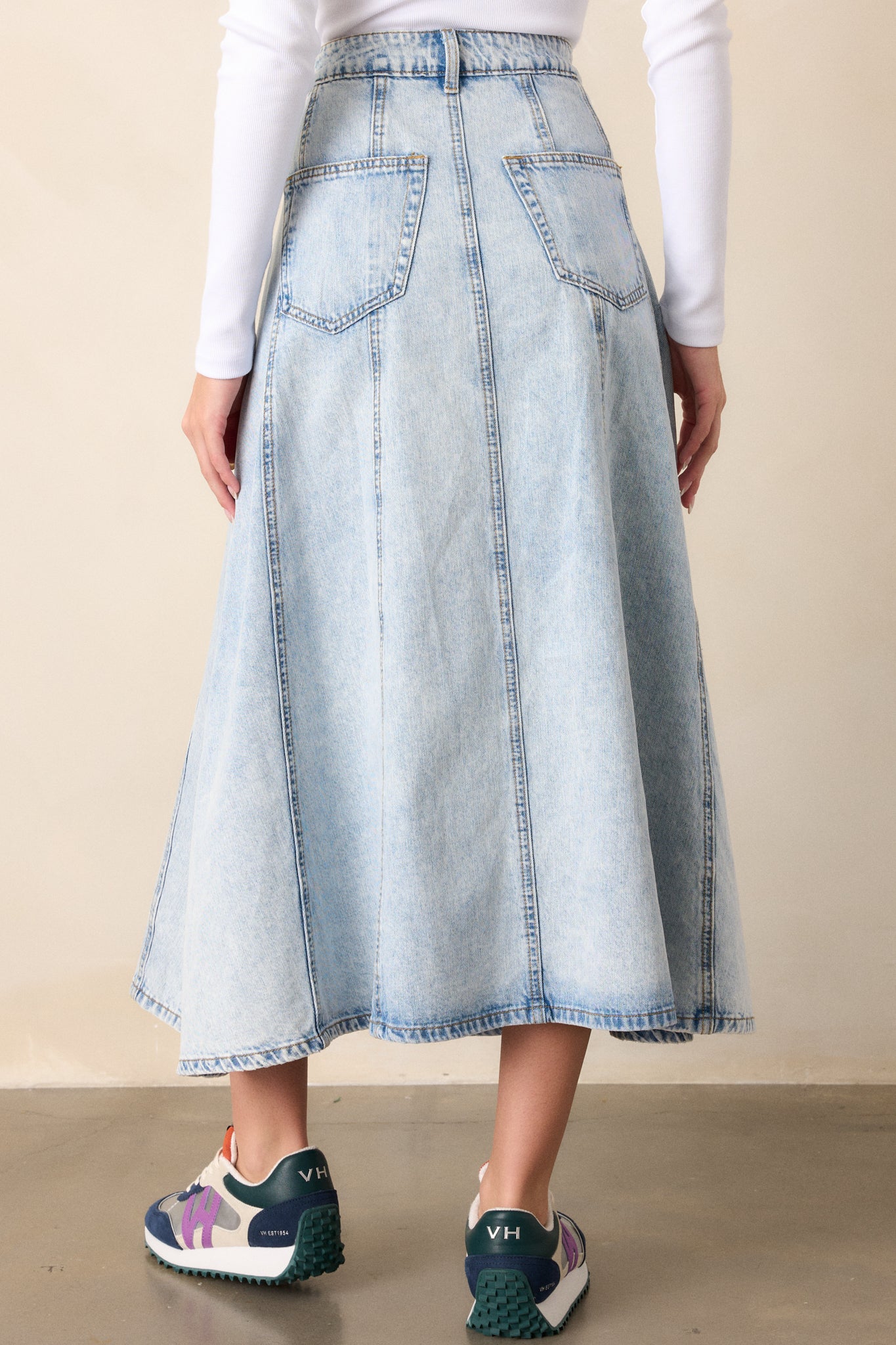 A rear view of the skirt, displaying the functional back pockets and how the high-waisted design accentuates the overall shape.